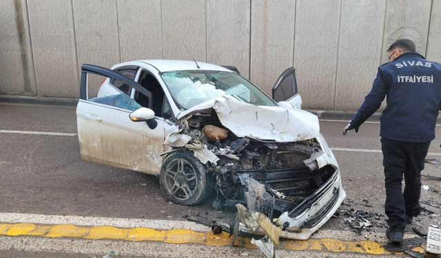 Sivas'ta otomobiller kafa kafaya çarpıştı: 1'i ağır 3 yaralı