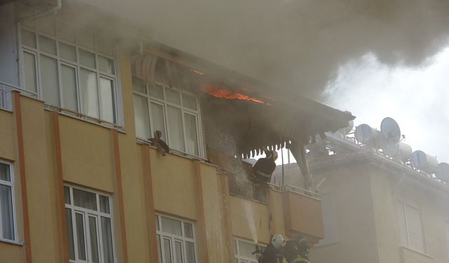 Sobadan boşaltılan kül apartmanı yakıyordu