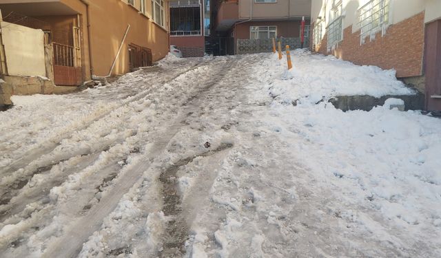Tekirdağ'da sokaklar buz pistine dönüştü