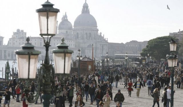 Venedik'te yeni düzenleme... 25 kişi üzeri yasak!