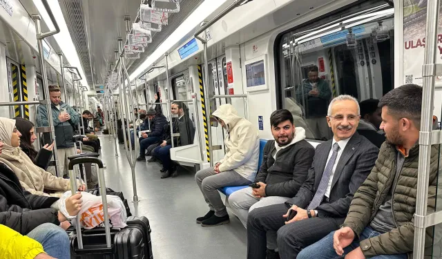 Ulaştırma Bakanı Uraloğlu, Ankara uçağına metroyla ulaştı