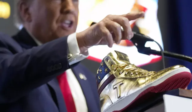 Eski ABD Başkanı Trump ayakkabı ve parfüm satışına başladı