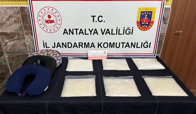 Antalya'da yolcu yastığına saklı 6 kilo uyuşturucu madde ele geçirildi