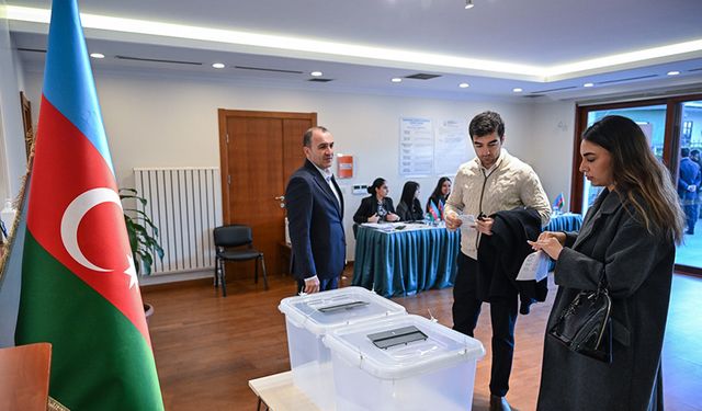 Azerbaycan vatandaşları cumhurbaşkanı seçimi için İstanbul'da sandık başına gitti