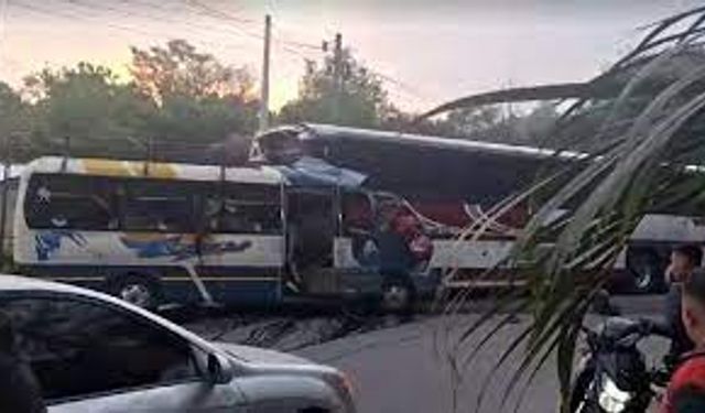 Honduras’ta iki otobüs kafa kafaya çapıştı: 17 ölü