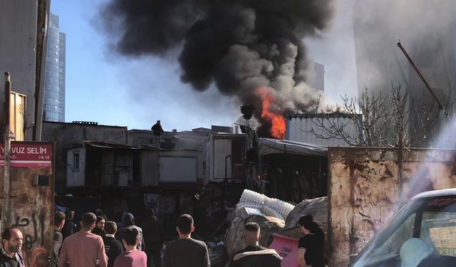 Maltepe’de geri dönüşüm tesisinde yangın: Konteynerler alev alev yandı