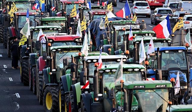 Fransa'da çiftçiler Marsilya'nın birçok noktasında traktörleriyle trafiği engelledi