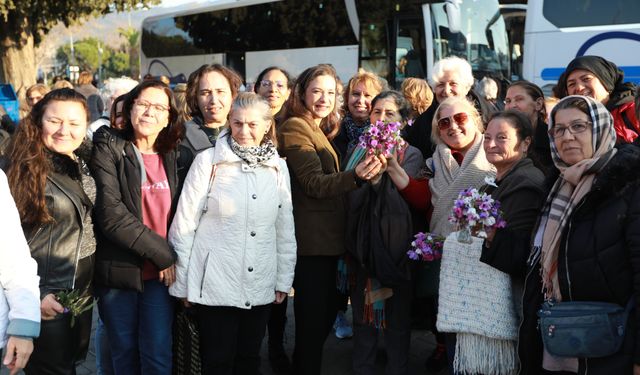 Sığacık Gezisi’ne katılan kadınlar Filiz Başkan tarafından karşılandı