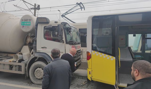 Sultangazi'de faciadan dönüldü: Beton mikseri İETT otobüsüne çarptı, 4 kişi yaralandı