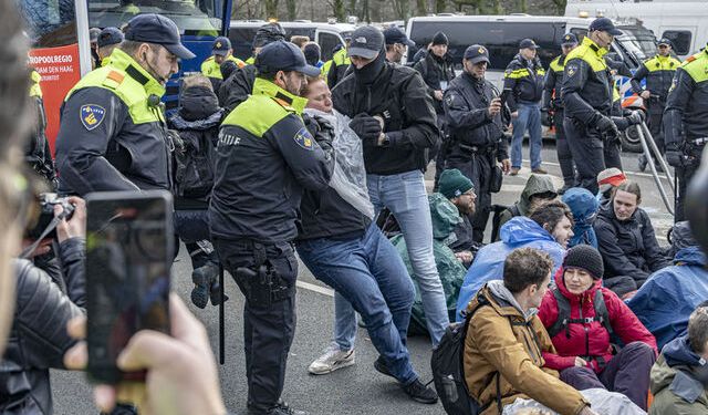 Yüzlerce iklim aktivisti yol kapatarak eylem yaptı: Hollanda'da çok sayıda kişi gözaltına alındı