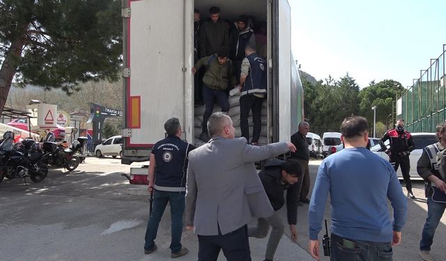 40 kaçak göçmen taşıyan TIR'ın sürücüsü tutuklandı
