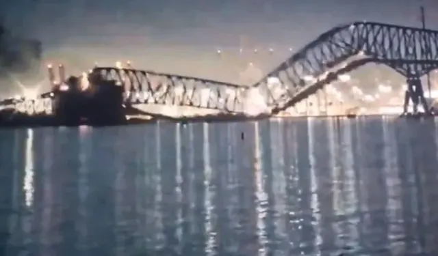 ABD'de kargo gemisi köprüye çarptı: Çok sayıda araç suya düştü