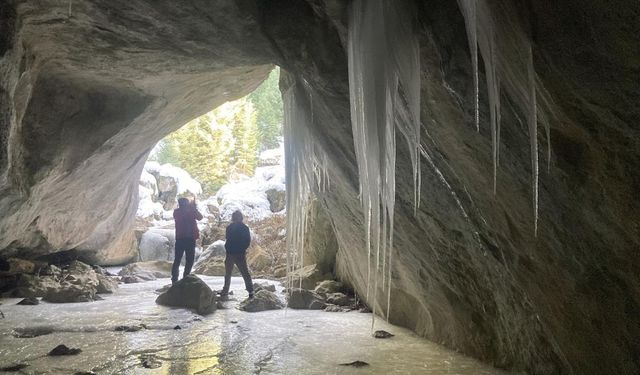Buz sarkıtlarının bulunduğu mağarada ders yaptılar