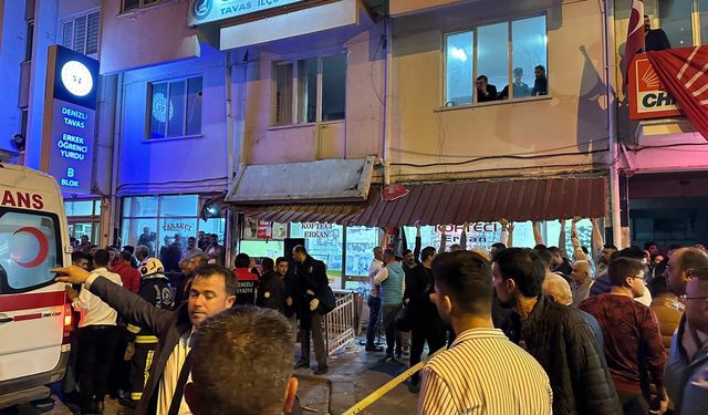 CHP ilçe başkanlığında seçim kutlamasında balkon çöktü; 1'i ağır, 4 yaralı