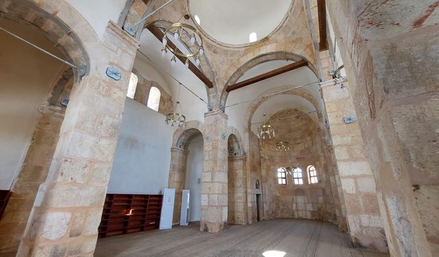 Depremden sonra restore edilen tarihi cami ilk teravihle ibadete açıldı