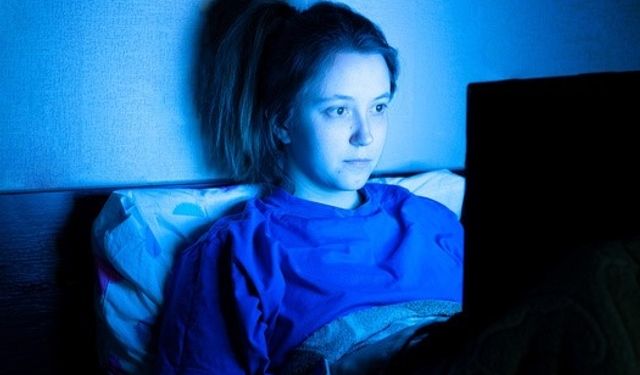 Dijital çağın tehlikesi: Mavi ışığın göz ve uyku sağlığı üzerindeki zararları
