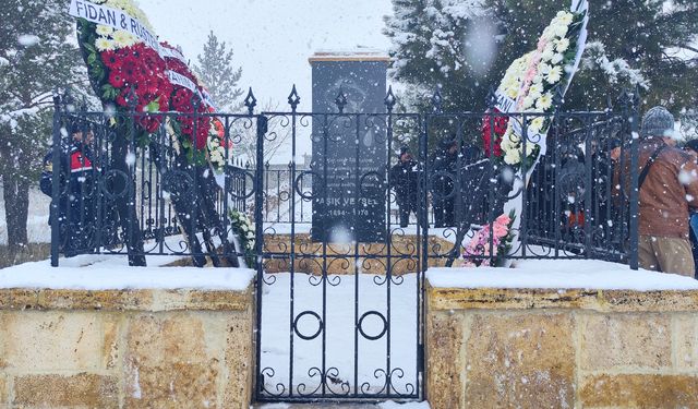 Dünyaca ünlü halk ozanı Aşık Veysel mezarı başında anıldı