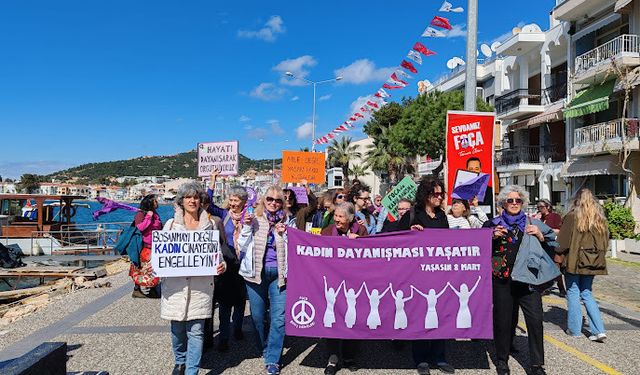 Foça Barış Kadınları renklerle yürüdü