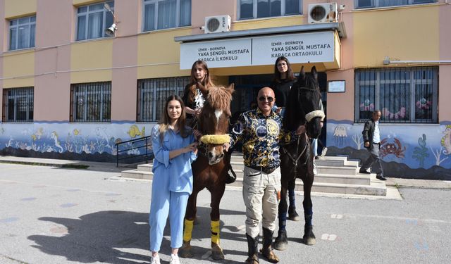İzmir'de atları ile oy vermeye geldiler