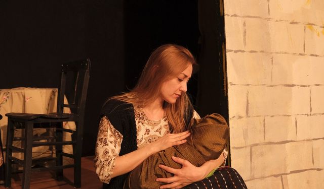 "Ölü Kadınların Şarkısı": Sahne Tozu Tiyatrosu'ndan duygusal bir prömiyer