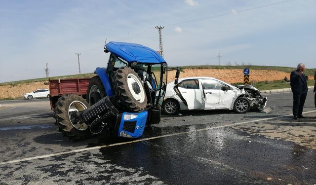 Otomobil ile traktör çarpıştı: 5 yaralı