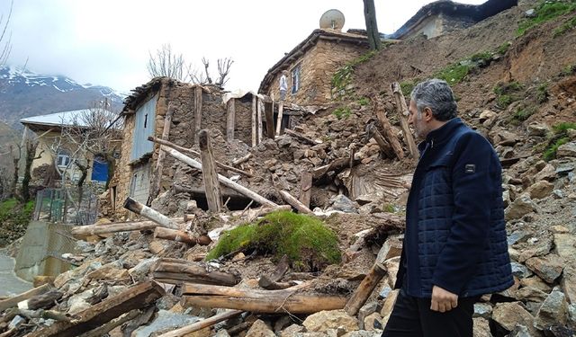 Sağanak yağış nedeniyle iki katlı kerpiç ev çöktü