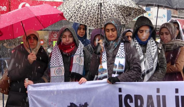Sağlık çalışanlarından kar yağışı altında Gazze için 'sessiz protesto'