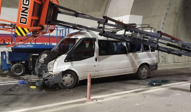 Yolcu minibüsünün tünel içindeki feci kazasında 7 kişi yaralandı
