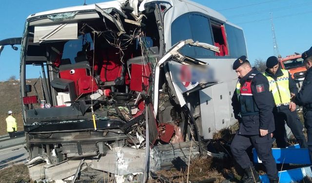 Yolcu otobüsü bariyere çarptı feci kazada 14 yaralı