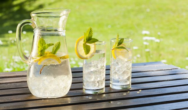 Zayıflamak için limonlu su: Faydaların arkasındaki zararlı gerçekler