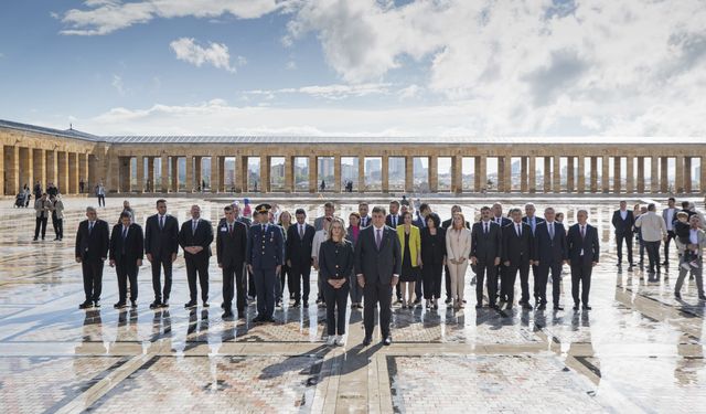 Başkan Tugay ve ilçe başkanları Anıtkabir'i ziyaret etti