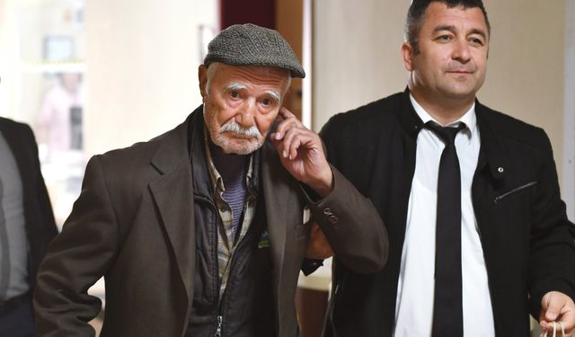 Kulakları duymayan 86 yaşındaki Cemil Amca Eşrefpaşa Hastanesi’nde tedavi oldu