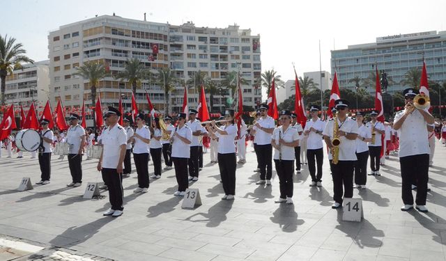 23 Nisan coşkusunda İzmir kırmızı beyaza büründü