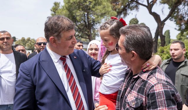 Başkan Cemil Tugay, Kültürpark’ta çocuklarla bir araya geldi