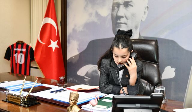 Çiğli Belediye Başkanı Onur Emrah Yıldız, koltuğunu 10 yaşındaki Deren’e bıraktı