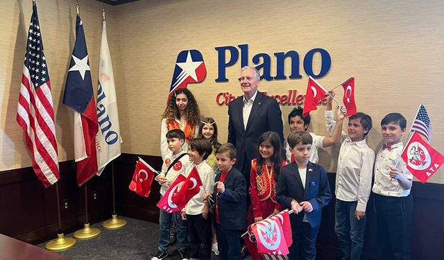 ABD'de Texas'ta bir belediye başkanı, 23 Nisan dolayısıyla koltuğunu Türk çocuklara devretti