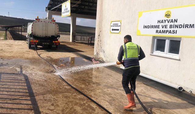 Bayburt'ta genel bahar temizliği yapıldı canlı hayvan pazarı tazyikli suyla yıkandı