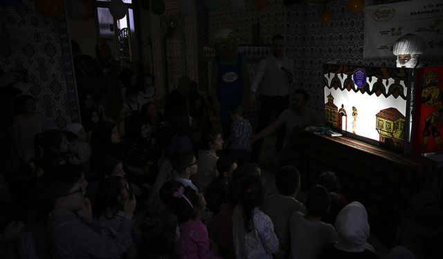 Berlin'de iftar etkinliklerinde çocuklar için geleneksel gölge oyunları düzenleniyor