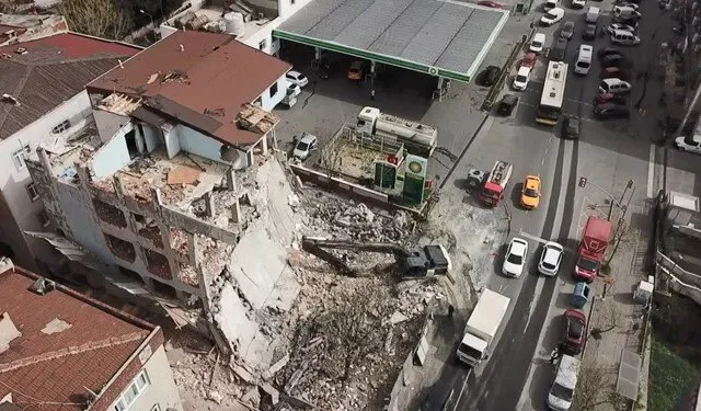 Kontrollü yıkım sırasında bina çöktü