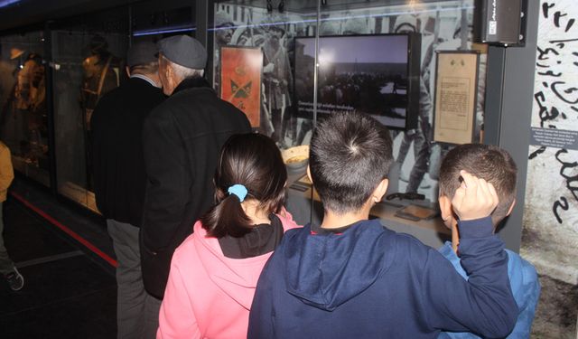 Çanakkale Savaşları Mobil Müze Tırı Karapınar'da ziyaretçileriyle buluştu