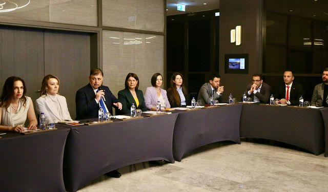Başkan Tugay ilçe belediye başkanlarıyla toplantı yaptı