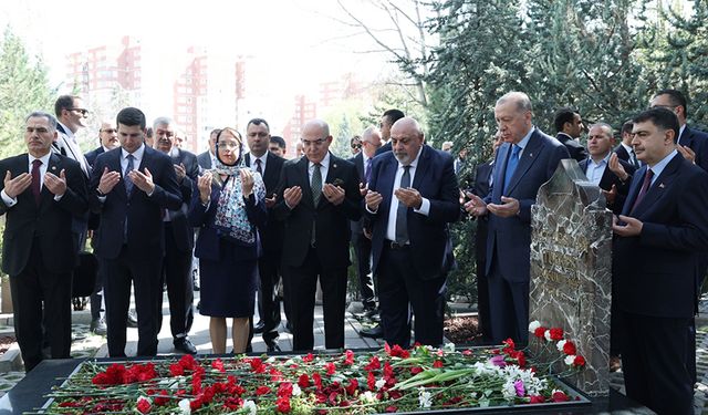 Cumhurbaşkanı Erdoğan, Alparslan Türkeş'in kabrini ziyaret etti