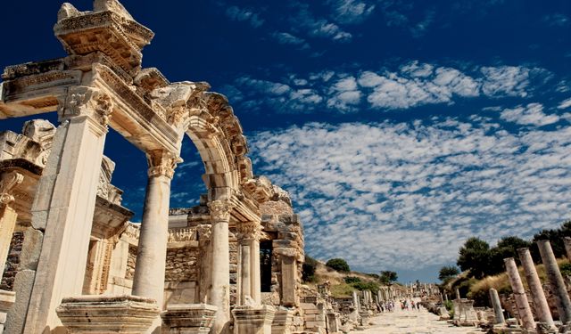 Efes antik kenti: Tarih ve arkeoloji dolu bir keşif