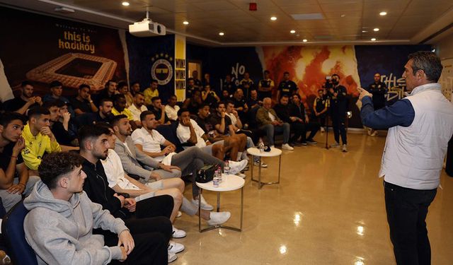 Fenerbahçe'de Başkan Ali Koç ve yönetim kurulu, futbol takımıyla bir araya geldi