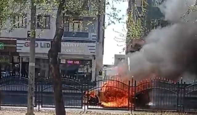 Hareket halindeki ticari taksi alev alev yandı