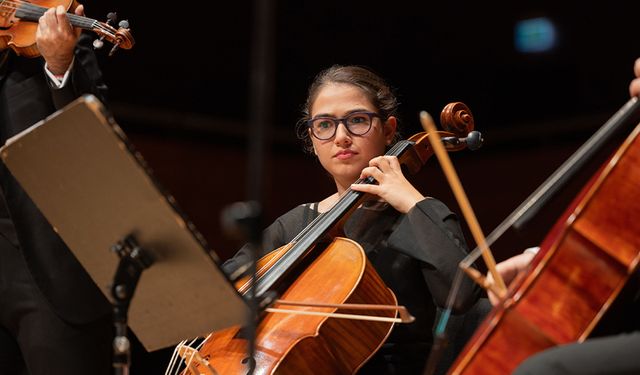 İtalya’da klasik müzik konserlerinde türkü söyleyen kız