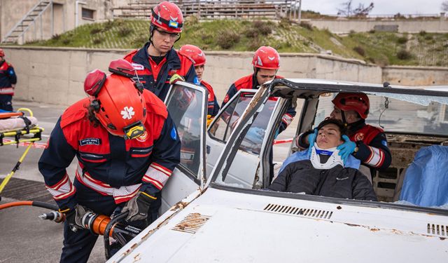 İzmir İtfaiyesi'nin özel donanımlı paramedikleri Türkiye’ye örnek oluyor