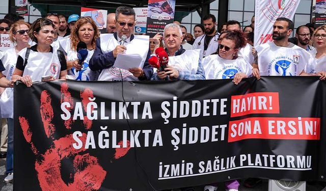 İzmir Sağlık Platformu üyeleri sağlık çalışanlarının tehdit edilmesine tepki gösterdi