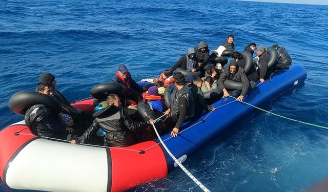 İzmir sularında 5 'i çocuk 59 göçmen yakalandı