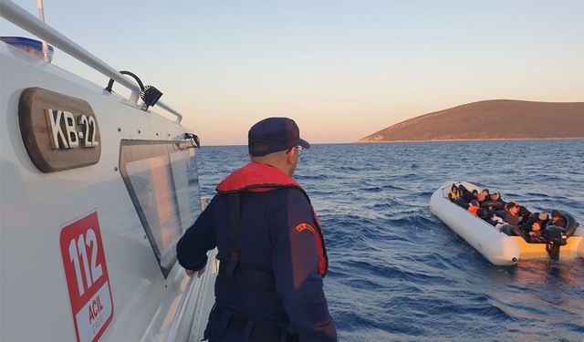 İzmir açıklarında 102 düzensiz göçmen yakalandı